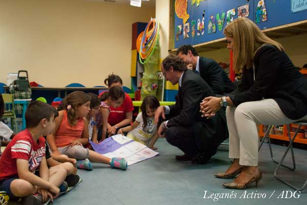 Alfonso Alonso, ministro de Sanidad, visita el centro Save the Children de Leganés