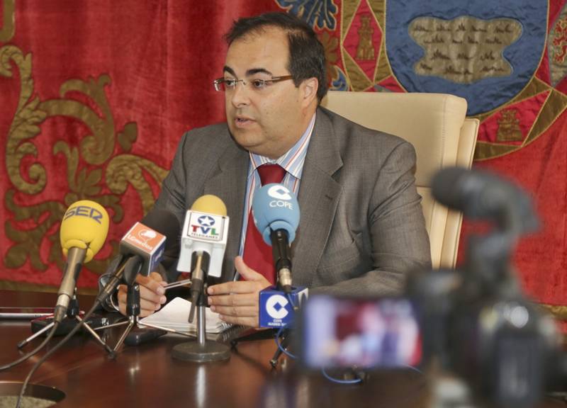 El alcalde acusa a ULEG y Leganemos de oponerse a la contratación de 12 maestros y 8 trabajadores sociales