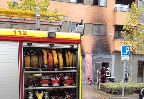 Un incendio calcina un restaurante en el barrio de Solagua