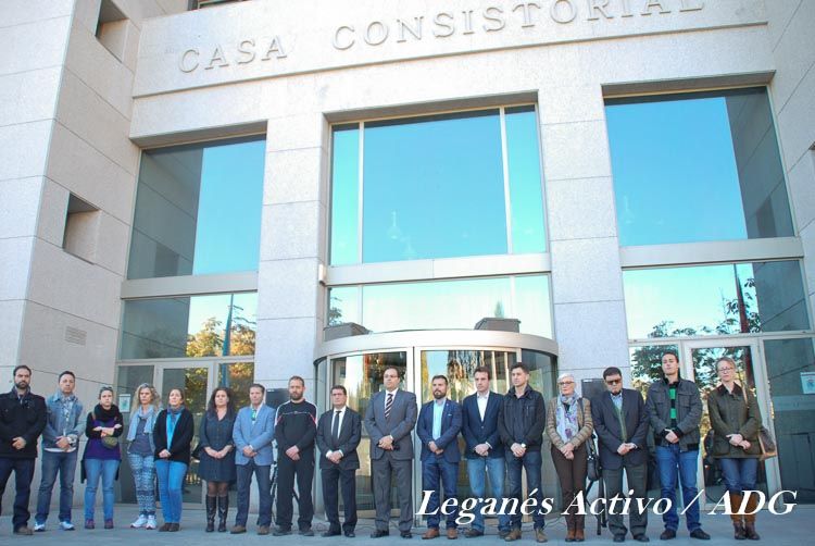 Concejales y trabajadores municipales muestran su apoyo a las víctimas de París
