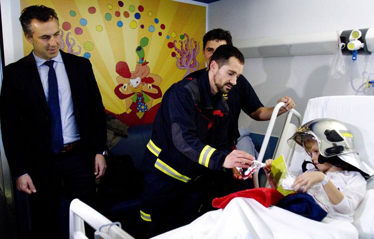 Los bomberos de la Comunidad celebran la Navidad con los niños ingresados en los hospitales de la región