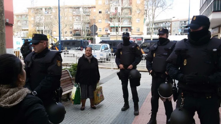 Desahucian a una vecina de 62 años #AntoniaSeQueda