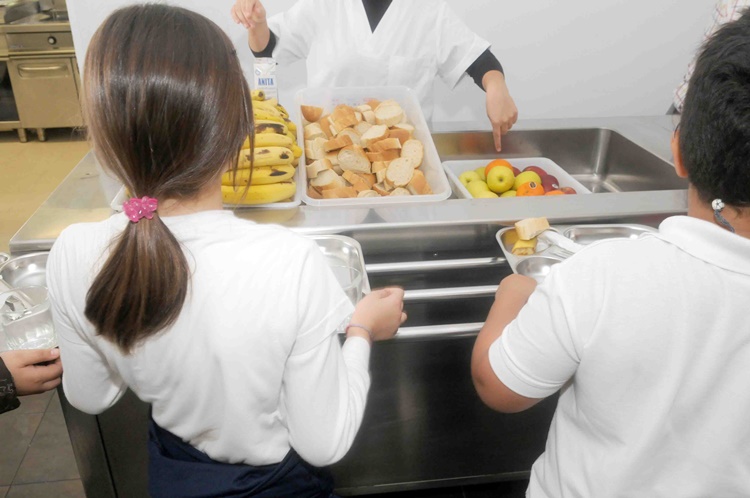 La Comunidad financiará las ayudas de comedor para alumnos esta Semana Santa