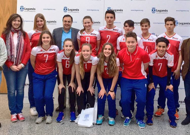 El alcalde y la concejala de Deportes reciben a los 12 jugadores de Leganés convocados por la selección madrileña de voleibol