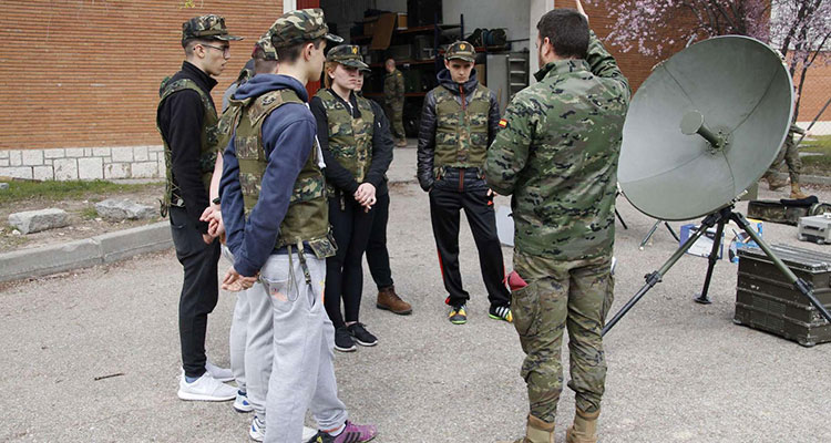 Estudiantes de secundaria visitan instalaciones militares para conocer su función