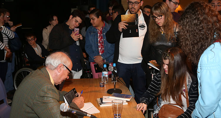 Más de 1.500 alumnos leganenses homenajean al autor Antonio Carvajal