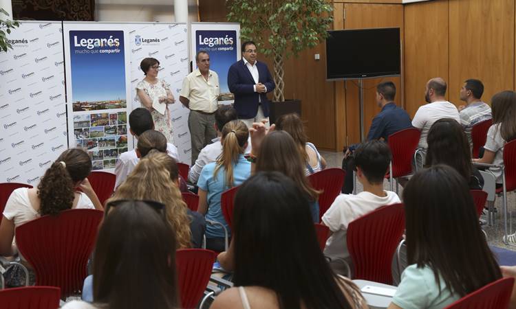 Homenajean a las chicas del equipo juvenil del CD AAV San Nicasio tras su ascenso a la máxima categoría