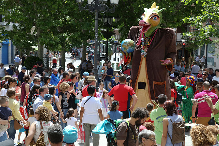 La dragona Gaya recogió más de 300 chupetes en la fiesta ‘A hombros de gigantes’