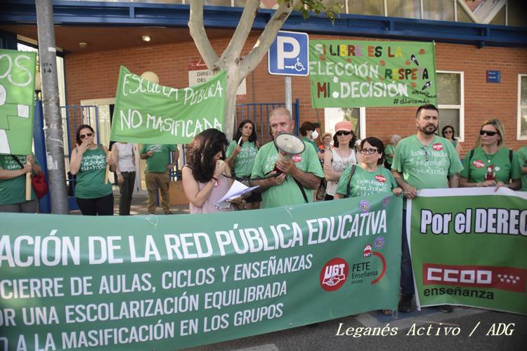 Decenas de personas se manifiestan contra la masificación de aulas