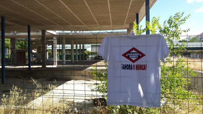 La AVV Leganés Norte se encaramaron al Centro Cultural Extremadura para criticar el despilfarro