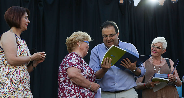 Dueñas de ‘Calzados Vindel’ reciben el calor de los vecinos de La Fortuna en el pregón