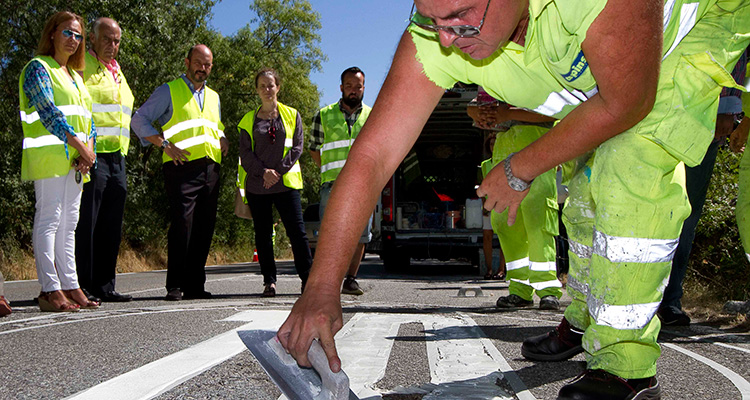 La Comunidad de Madrid mejora las marcas viales en 30 carreteras de la región