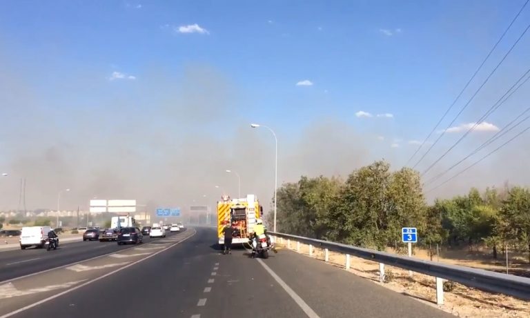 Un incendio en el polígono Prado Overa de Leganés obliga a cortar la M-40