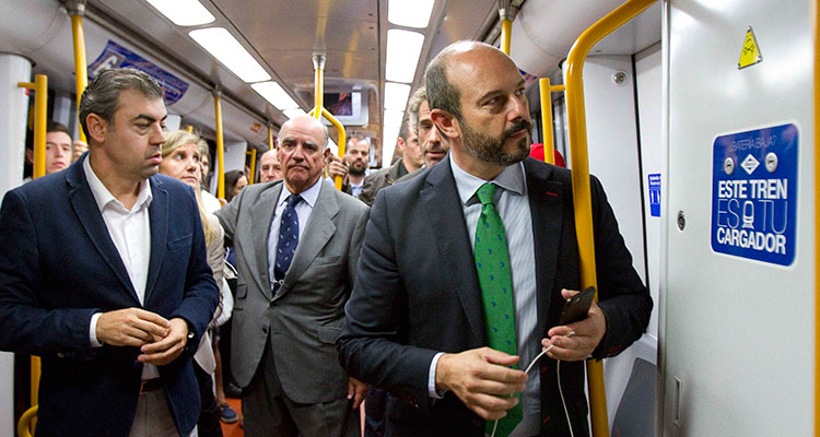 Metro de Madrid pone en marcha un proyecto piloto para la recarga de móviles en trenes y  andenes