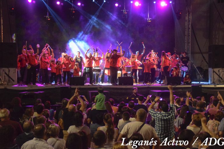 La batukada de Omandala y Sambaur inauguran la feria de San Nicasio