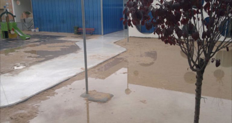 Las lluvias dejan al descubierto goteras e inundaciones en centros deportivos y educativos