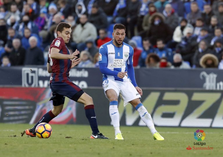 El Lega saca un sufrido empate ante el Eibar con un jugador menos