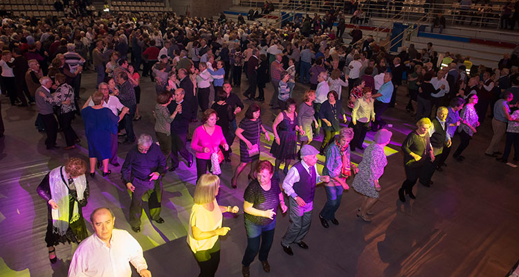 Más de 2000 mayores despiden el año con la tradicional fiesta en el Pabellón Europa