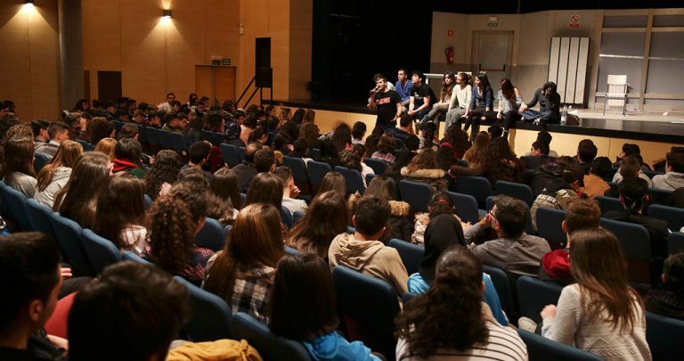 500 alumnos reflexionan sobre el acoso escolar, con los actores de ‘Punk Rock’