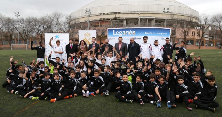 Dani Carvajal visitó la Escuela de fútbol de la Fundación Real Madrid en Leganés