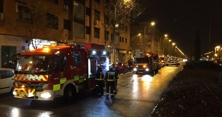 Un incendio calcina una tintorería en Leganés Norte