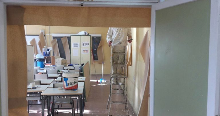 Comienzan los trabajos de pintura en el CEIP Víctor Pradera y más colegios