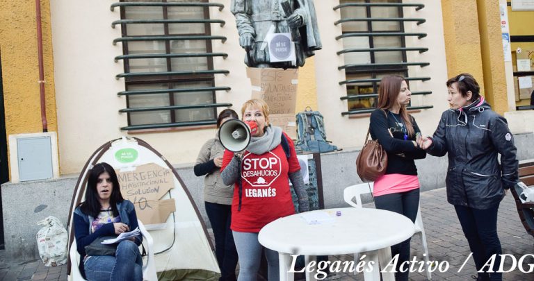 Cinco familias en proceso de desahucio protestan ante la falta de soluciones de Servicios Sociales