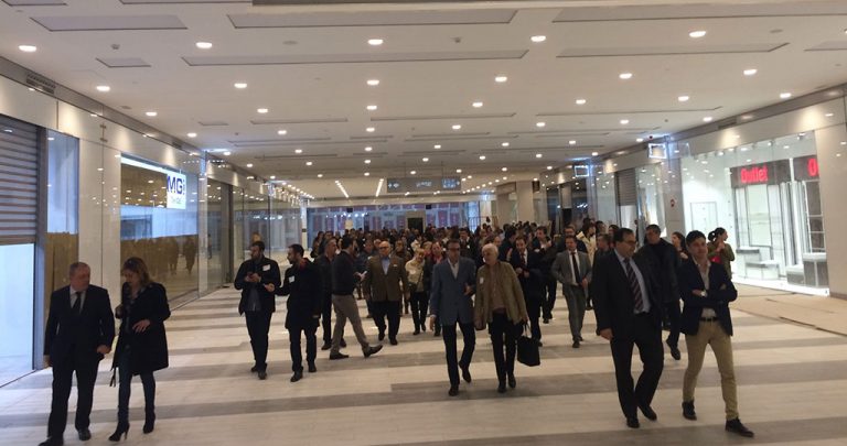 Una representación de los vecinos del barrio de La Fortuna, primeros en visitar el Centro Comercial Sambil