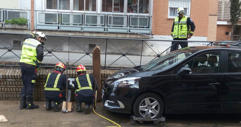 La rotura de una tubería inunda la calle La Sagra durante la mañana