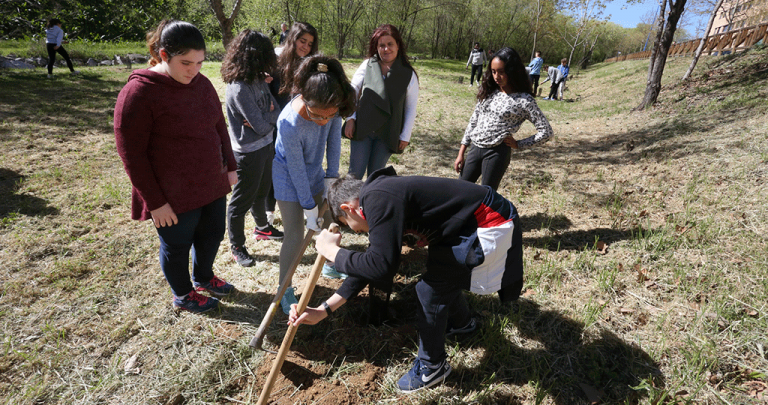 Alumnos de secundaria participan en un programa de reforestación del Ayuntamiento de Leganés