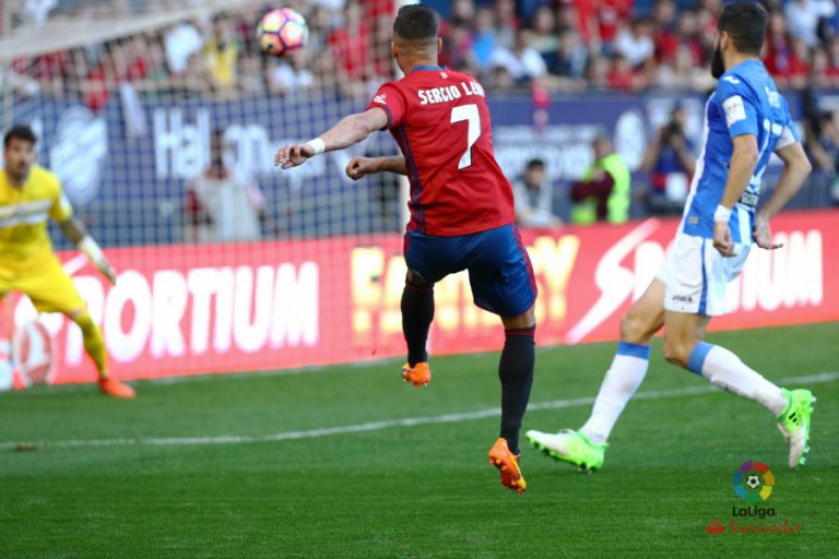 Exhibición de Sergio León que deja tocado al Lega en El Sadar