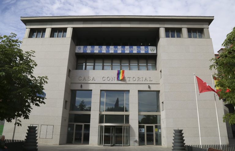 El Ayuntamiento vuelve a lucir el respeto y la tolerancia de Leganés en el Día Internacional contra la LGTBifobia