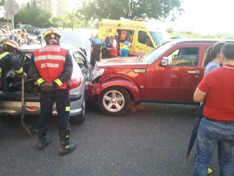 Tres heridos leves en un accidente de tráfico en Leganés Norte