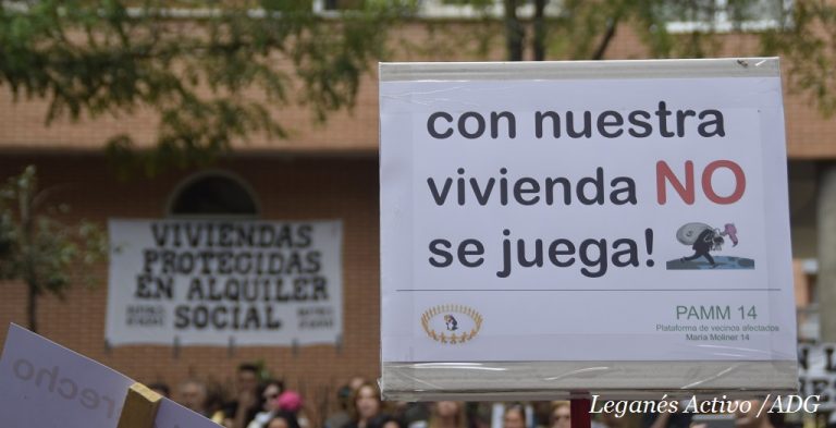 Decenas de personas se manifiestan en apoyo a los vecinos amenazados por un fondo buitre