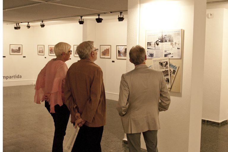 El alcalde y la concejala de Salud inauguran la exposición ‘Hospital Severo Ochoa: logros de una historia compartida’