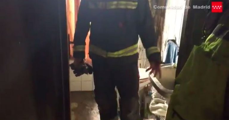 Bomberos de Leganés rescatan a un varón de 74 años de un incendio en su vivienda