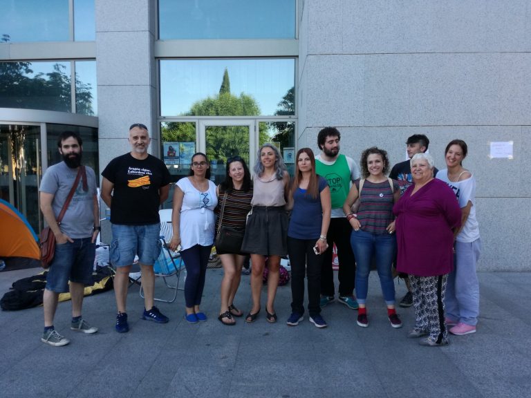 La PAH acampa frente al Ayuntamiento para buscar soluciones al caso de Mónica