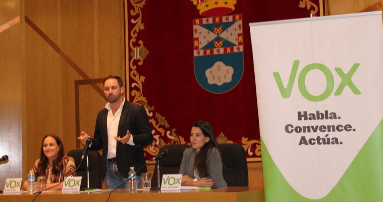 Santiago Abascal llena un acto en Leganés junto a Beatriz Tejero, nueva coordinadora de VOX Leganés
