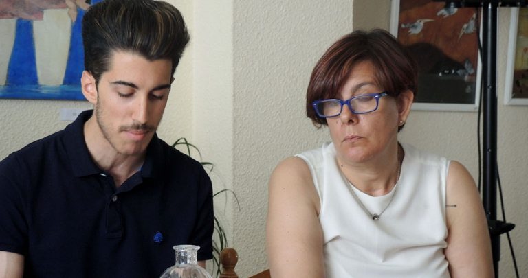 Los familiares de la víctimas de la rama caída denuncian «mal trato» del director de Medioambiente