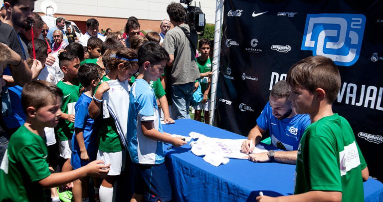 Dani Carvajal firma autógrafos en su visita al campus de Leganés