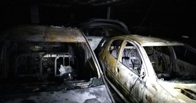 Cinco vehículos calcinados por el incendio de un garaje en la Calle Margarita de Leganés