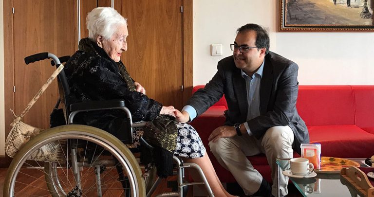 Santiago Llorente recibe a Josefa Estévez, vecina de Leganés que cumple 103 años