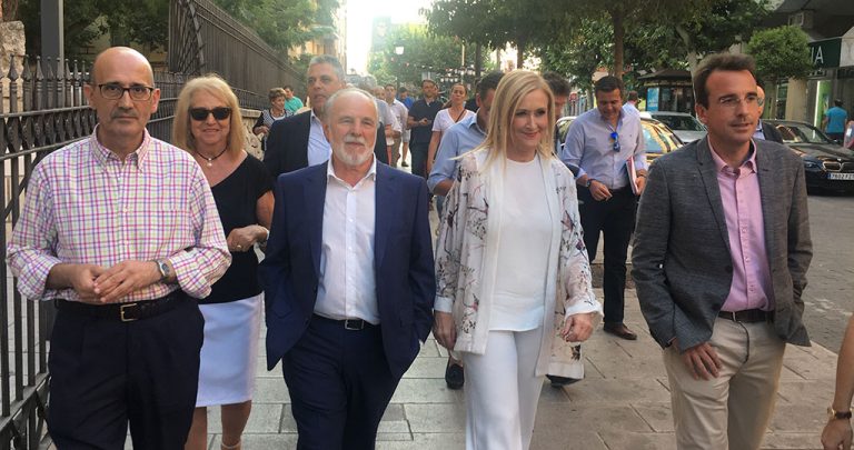 Cristina Cifuentes visita la feria de Leganés y la Parroquia de San Salvador