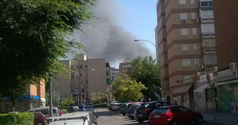 Incendio en una fábrica de colchones del Polígono Butarque