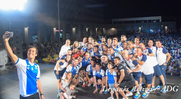 El CD Leganés presenta su plantilla 2017/2018 ante una Plaza Mayor repleta