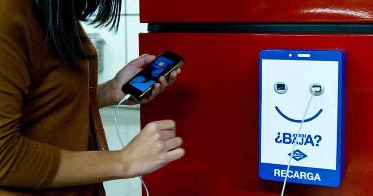 Metro de Madrid instalará más de 2.200 cargadores de dispositivos móviles en sus estaciones