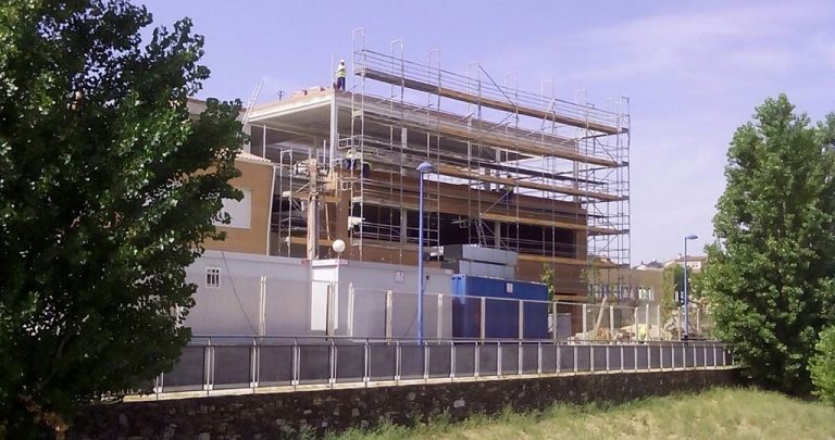 Los alumnos del CEIP Constitución 1812 vuelven al cole con cascos, un año más