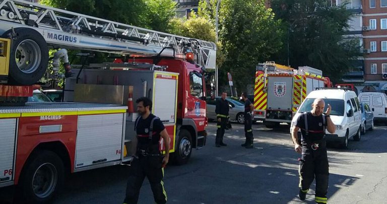 Efectivos de bomberos sofocan un incendio en la Calle Alpujarras