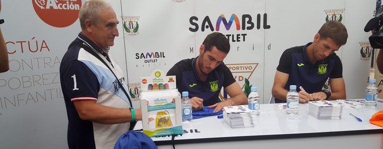 Zaldua y Darko Brasanac, del CD Leganés firmán mochilas solidarias en Sambil Outlet Madrid