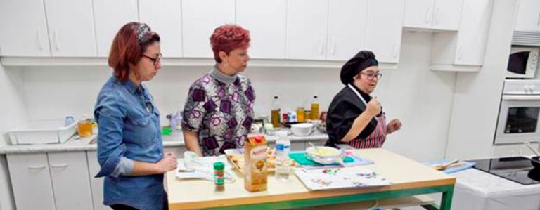 Vecinos de Leganés aprenden a cocinar sin desperdiciar alimentos en los talleres con Ecoembes